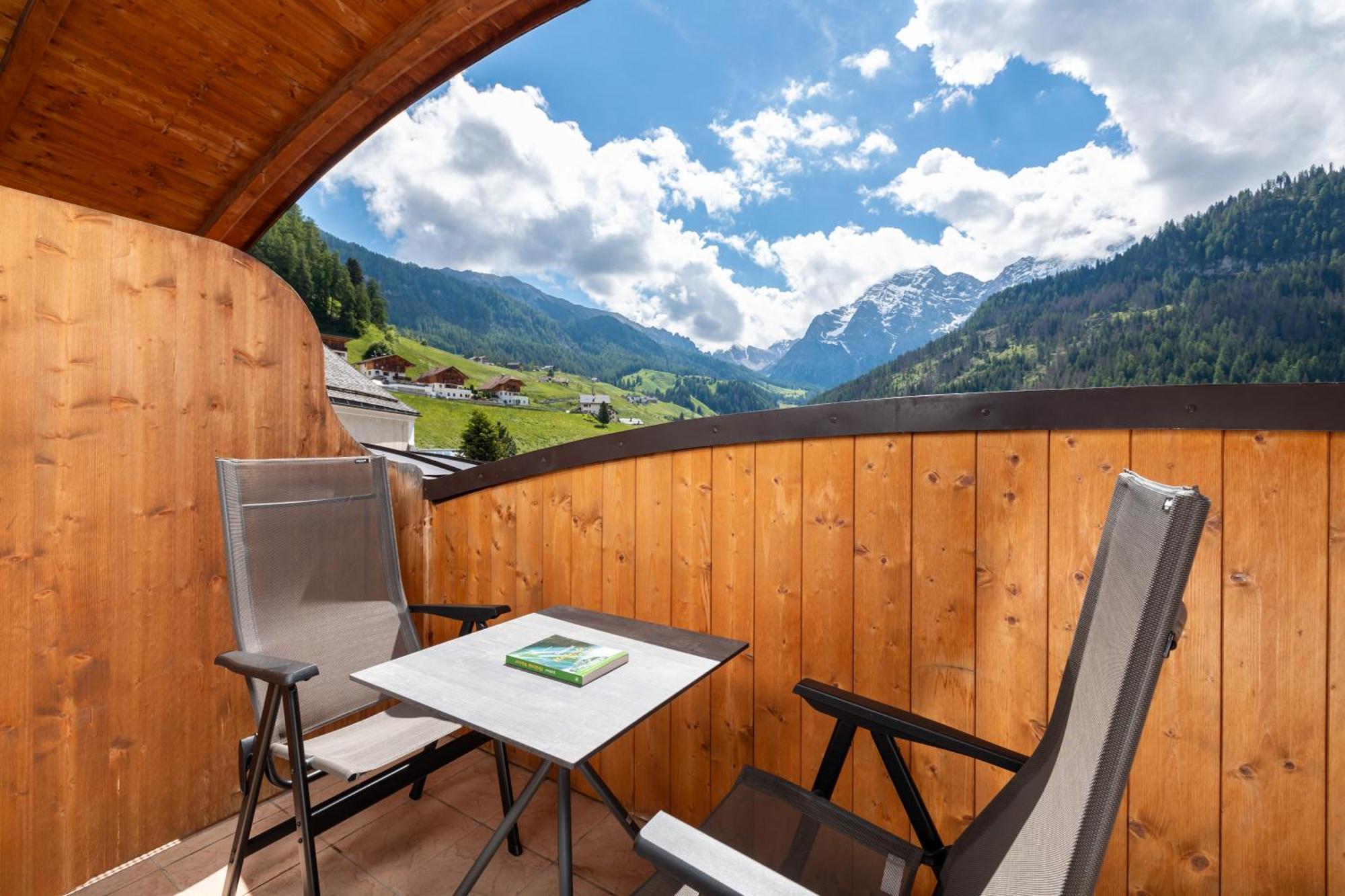 Hotel Alpenrose Dolomites La Valle Exterior foto