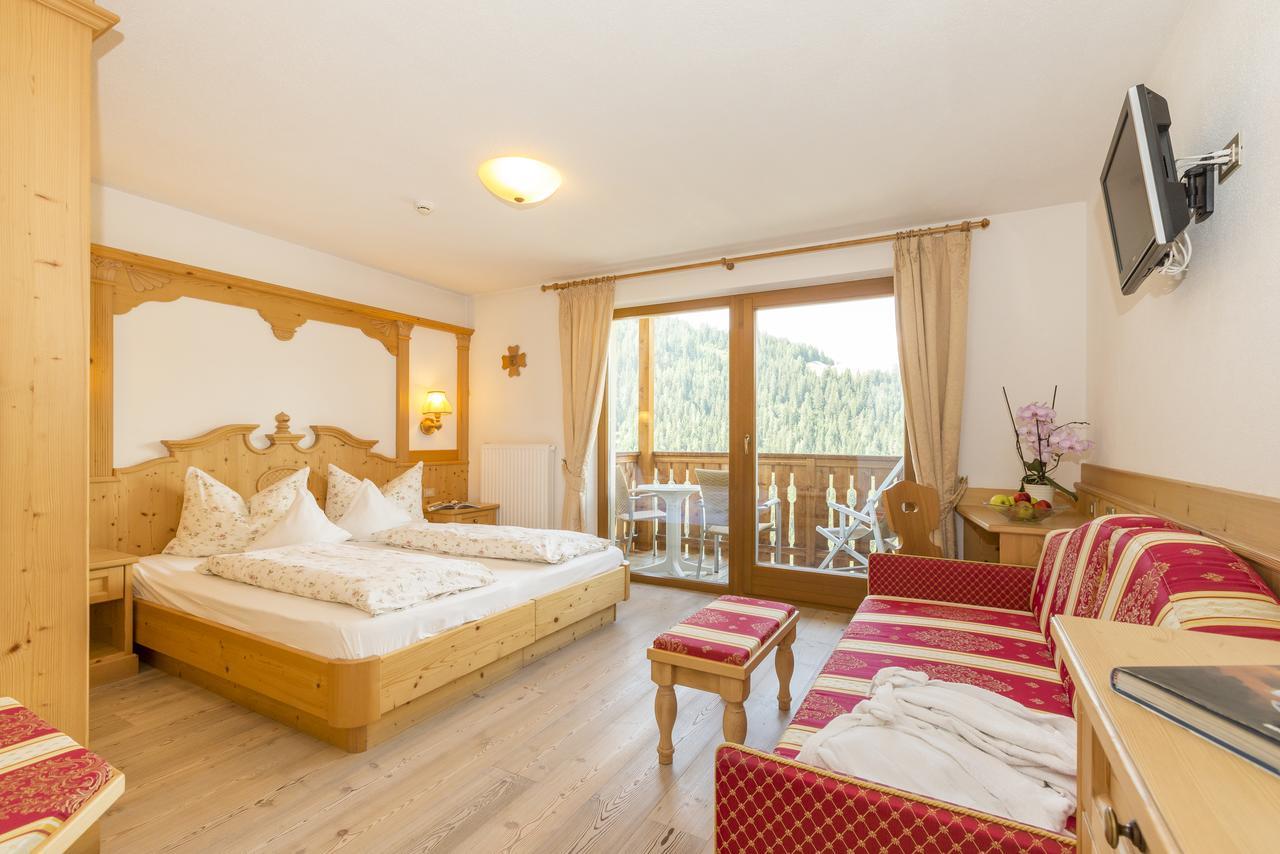 Hotel Alpenrose Dolomites La Valle Exterior foto